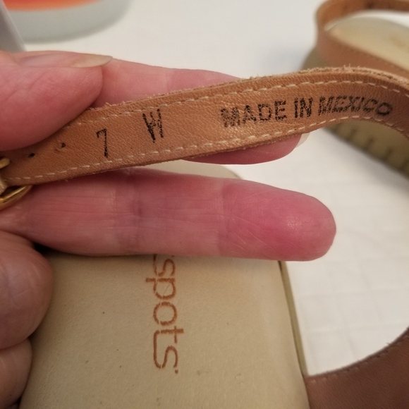 Soft Spots 100% Leather Sandals Size 7W Tan See Photos - Picture 5 of 9